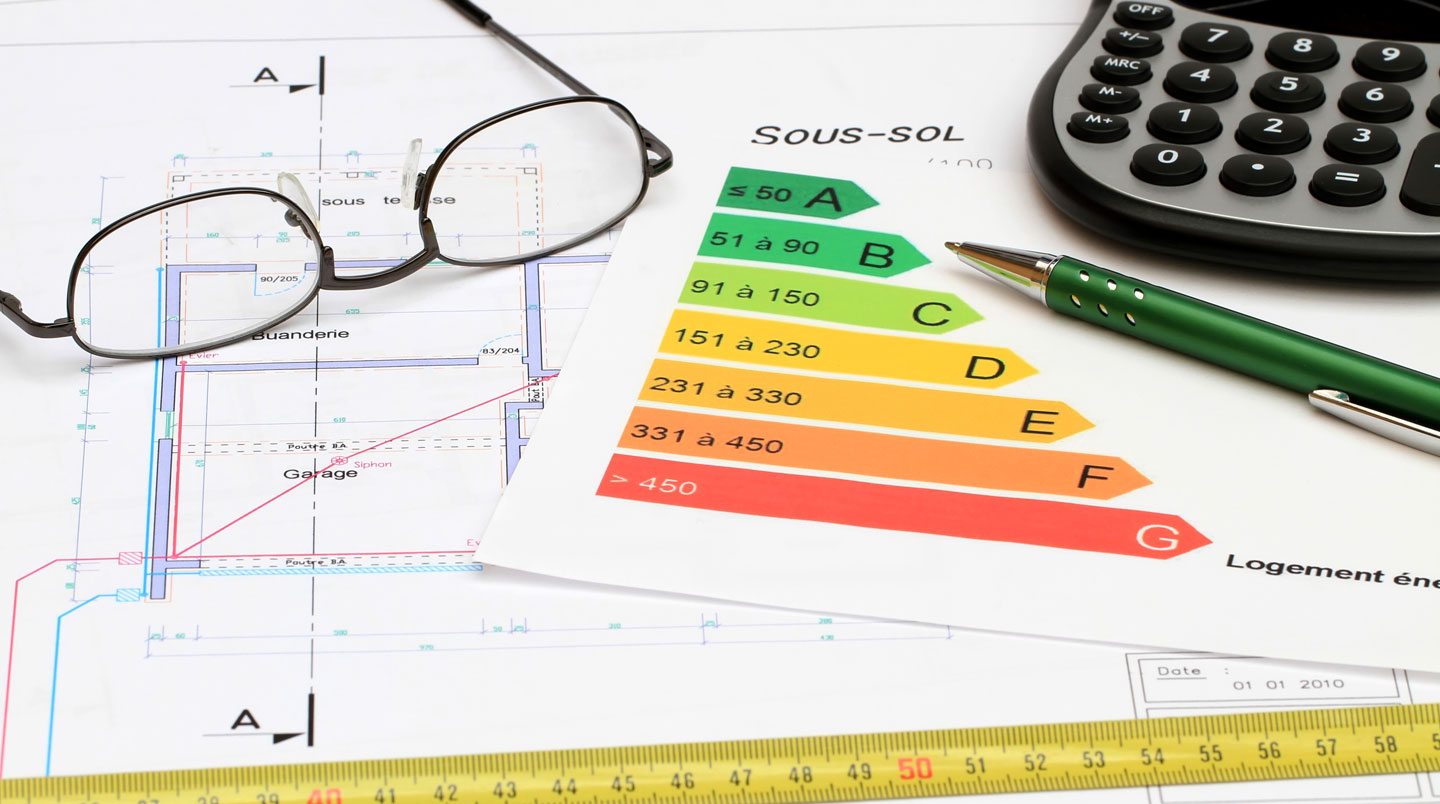Illustration isométrique appartement avec 7 icônes diagnostics techniques obligatoires superposées (DPE, amiante, plomb, électricité, gaz, risques, pollution)